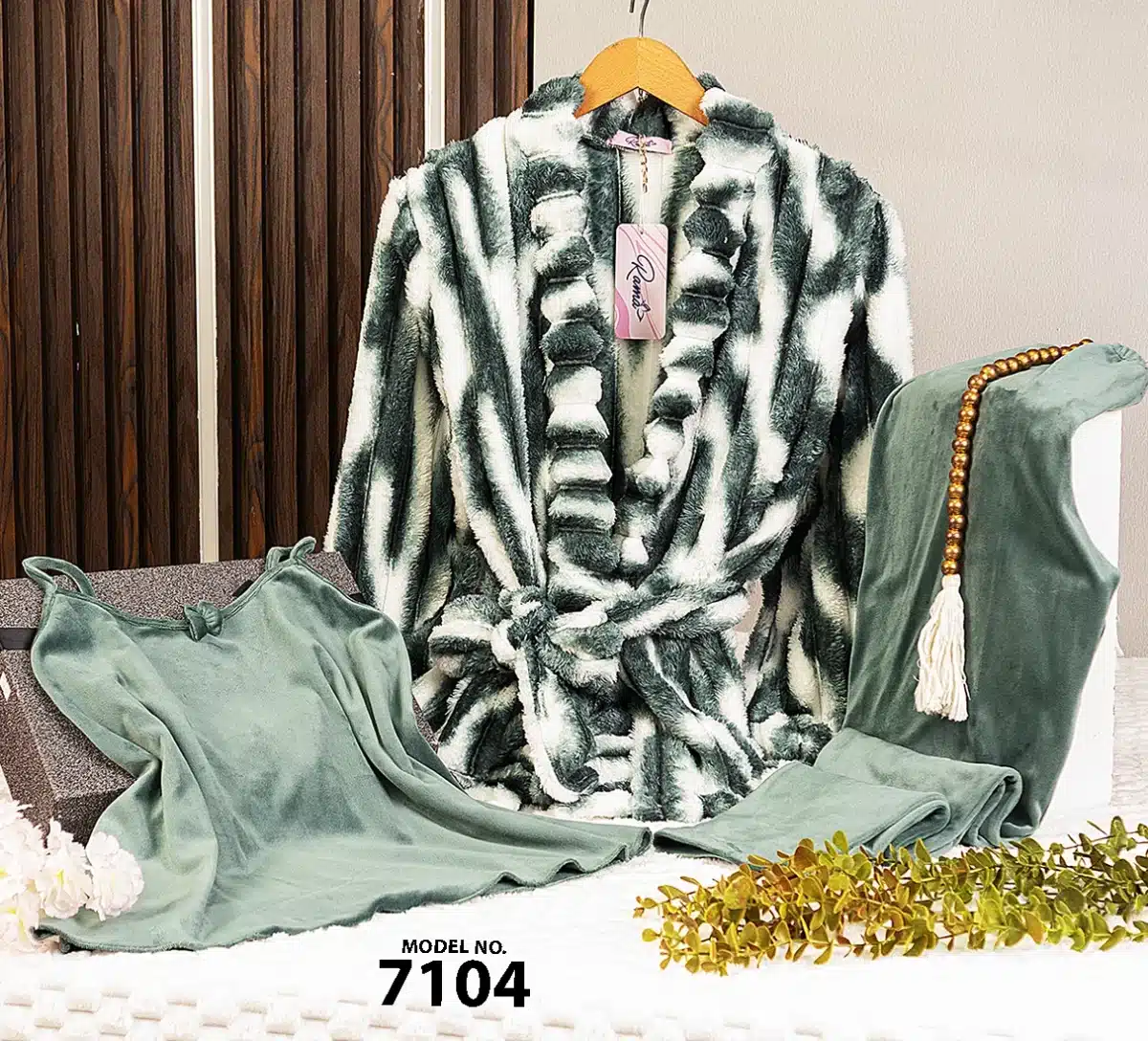 ⁦موديل بيجامه شتوي 3قطع كود 7104⁩ - الصورة ⁦1⁩