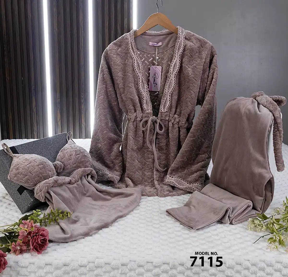⁦موديل بيجامه شتوي 3 قطع كود 7115⁩ - الصورة ⁦1⁩